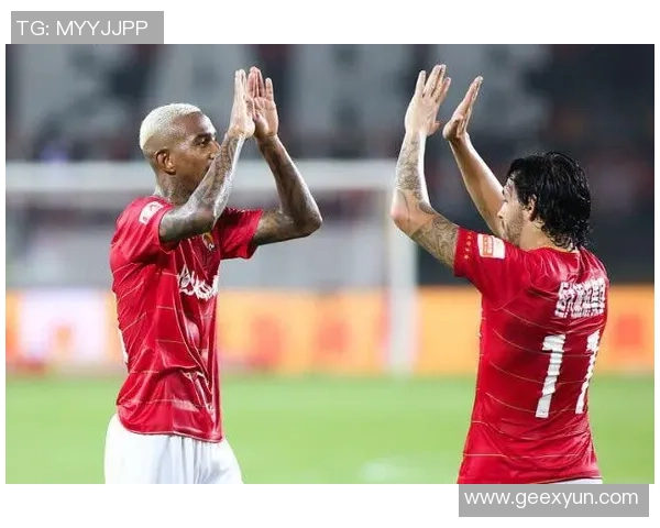 恒大与巴萨巅峰对决海报展现足球激情与荣耀之战